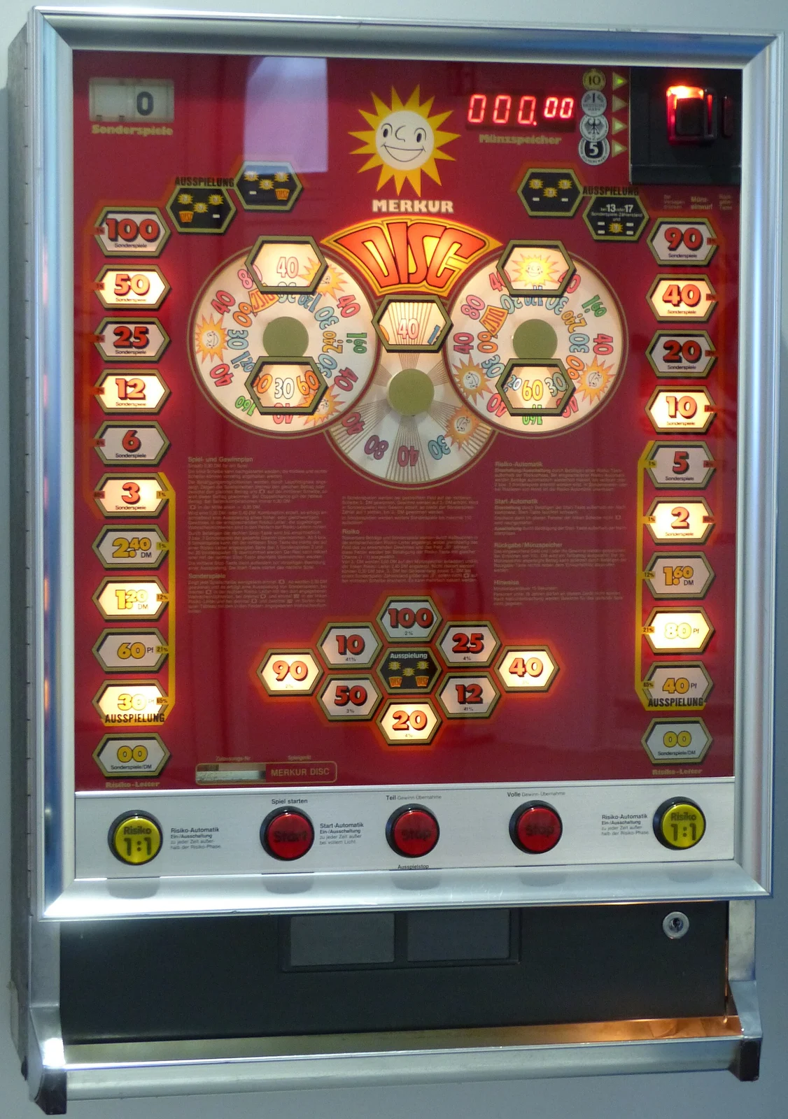 Geldspielgerät Merkur Disc mit Walzen und Bedienknöpfen in einer Spielhalle