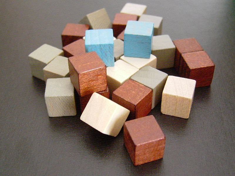 Haufen farbiger Holzwürfel als Rohstoffmarker des Spiels.