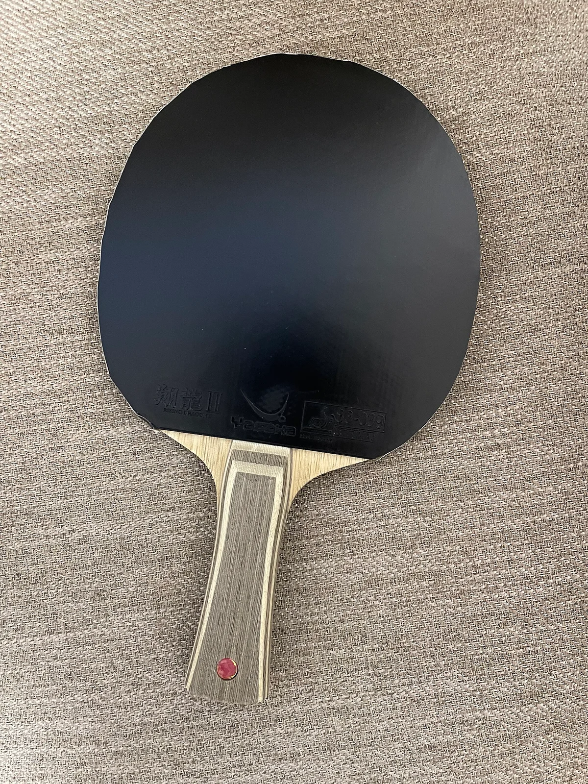 Tischtennisschläger mit rotem und schwarzem Belag