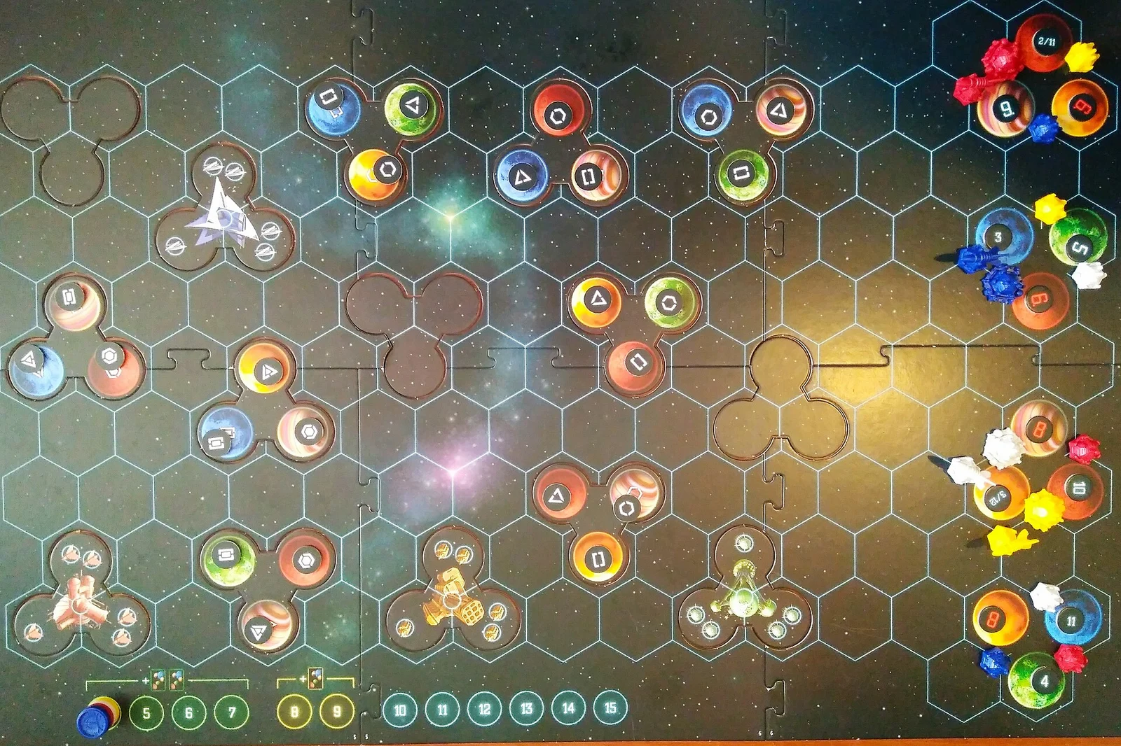 Aufgebauter Spielplan von Sternenfahrer von Catan mit Planetensystemen, Raumschiffen und Kolonien im Startaufbau.